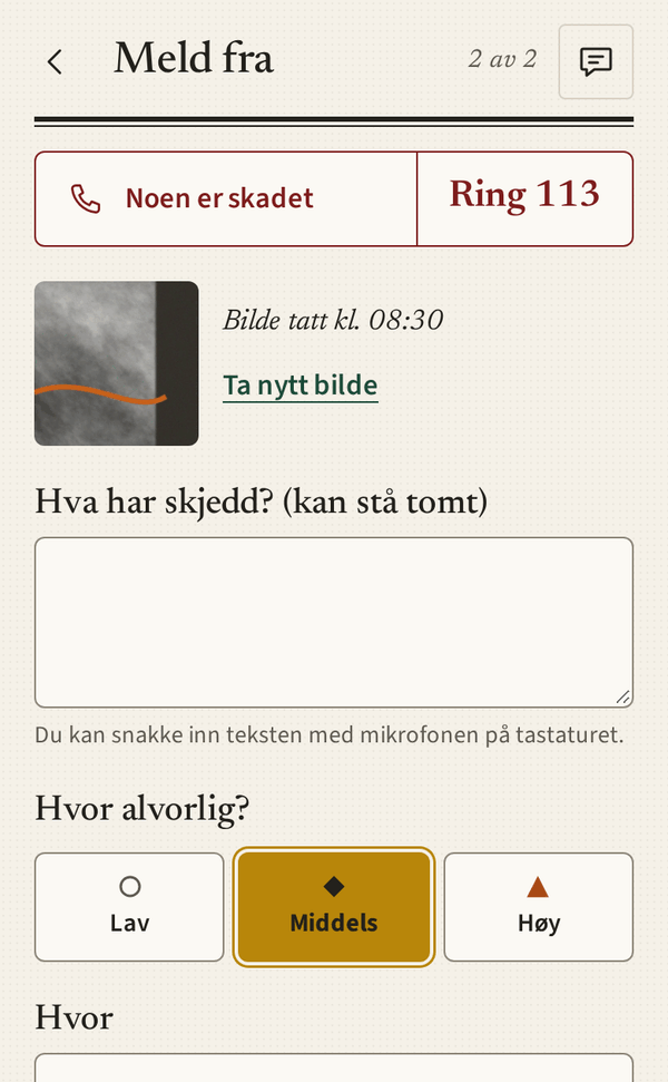 Meld fra, steg 2 av 2: bildet som ble tatt, spørsmålet «Hva har skjedd?» som kan stå tomt, og tre knapper for hvor alvorlig: Lav, Middels og Høy.